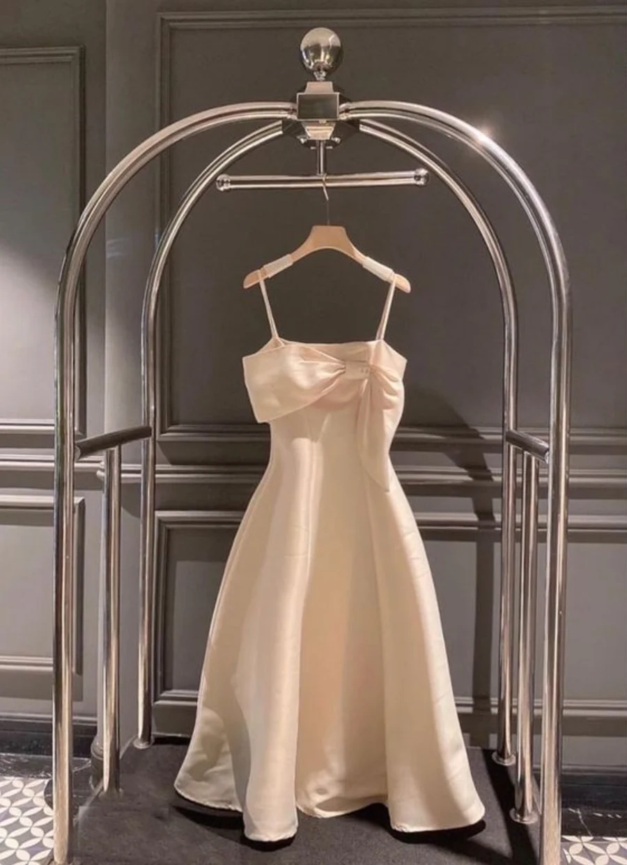 Abendkleid hängend auf einem Hotel-Gepäckwagen
