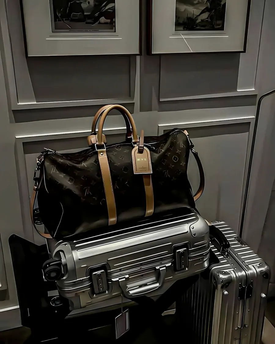Aluminiumkoffer und Reisetasche in einer Hotelsuite