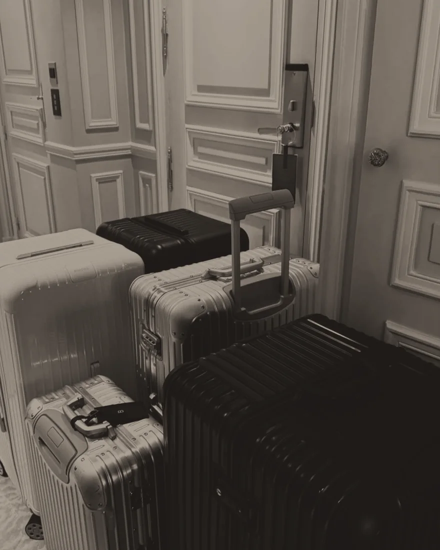 Koffer stehen bereit neben der Tür einer Hotelsuite
