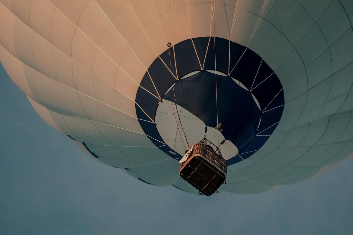 Heißluftballon schwebt im Abendlicht
